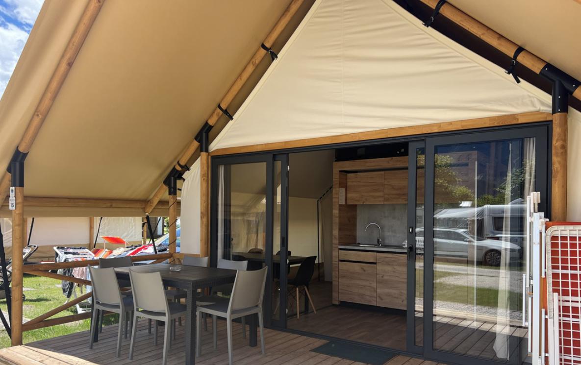 Glamping tent met terras en buitenkeuken.
